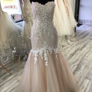 Nora Naviano wedding dress